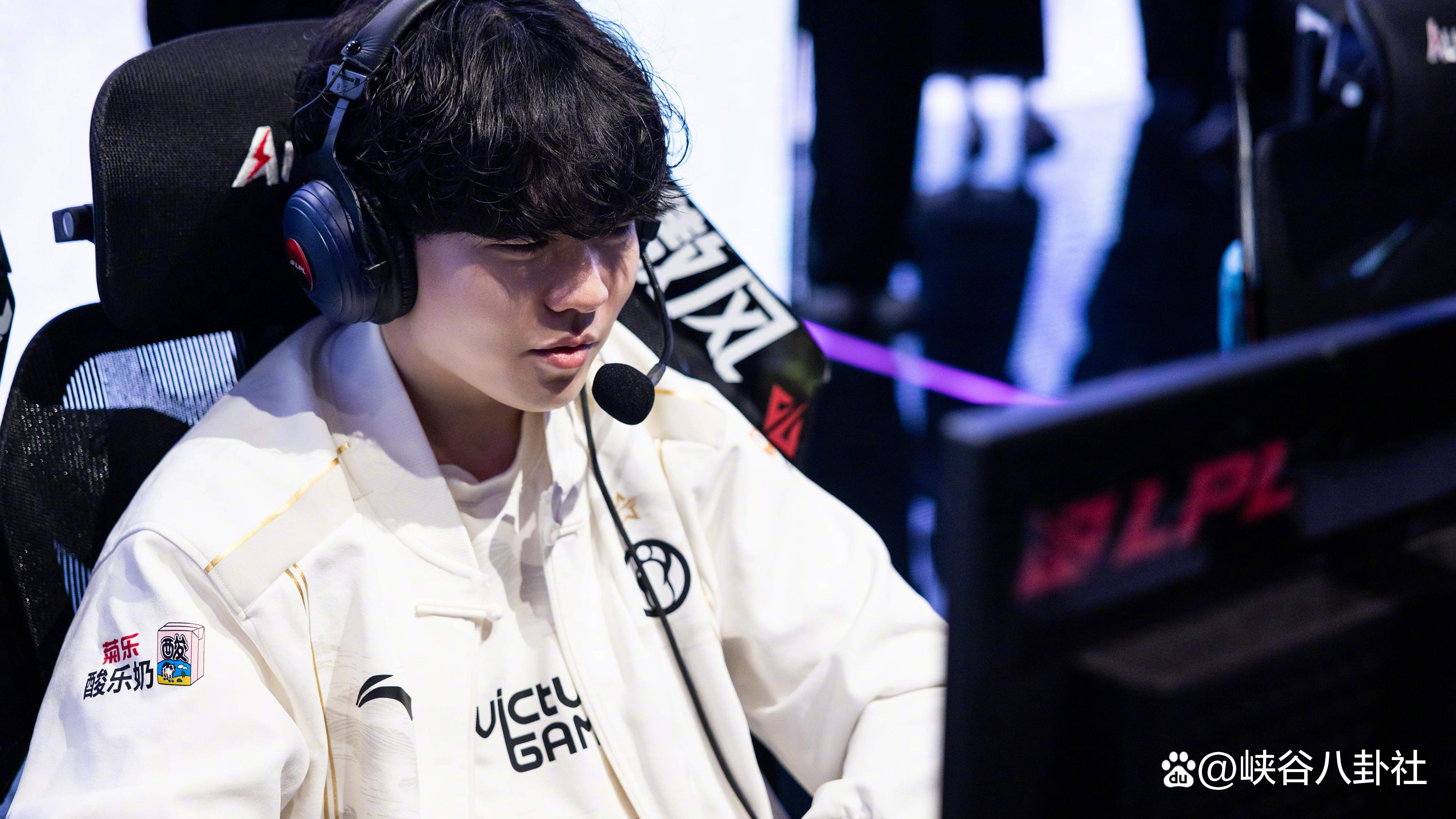 开云体育-Rookie重返赛场，最后时刻胜出首场状态出色，皇家马德里观众沸腾！